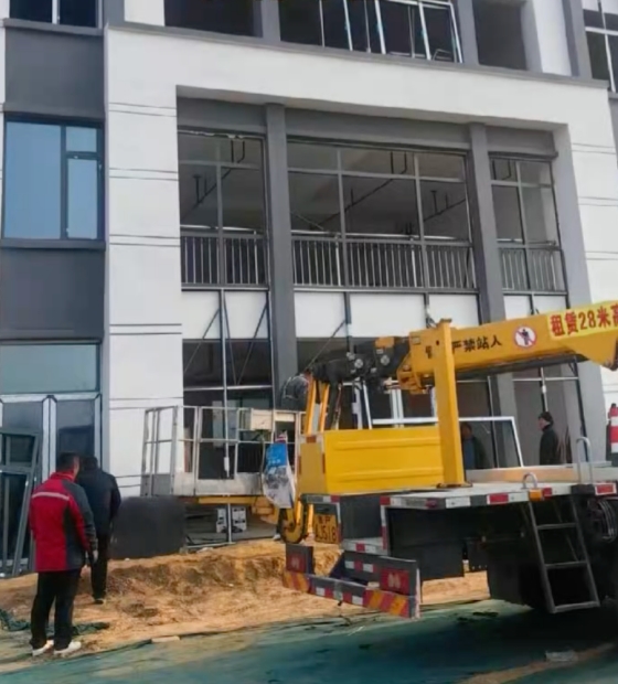 安装现场，从测量、定位到上框、固定、打胶，每一步都按流程稳稳推进。